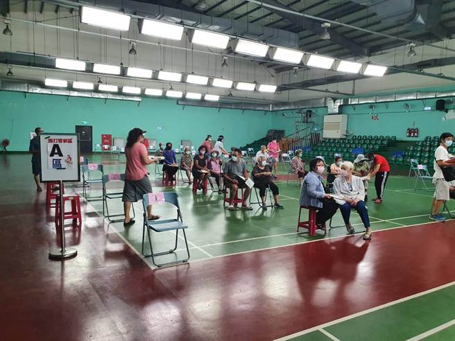 佳里区疫苗接种第2日，安排176人接种。（佳里区公所提供／刘秀芬台南传真）