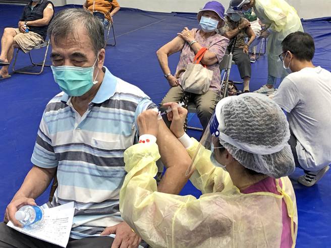 金門4大型疫苗接種站開打 ，舒適空間和良好秩序讓老人家感到貼心。（李金生攝）