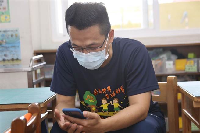 嘉義市精忠國小校長楊勛凱線上陪學童學習。（嘉義市政府提供）