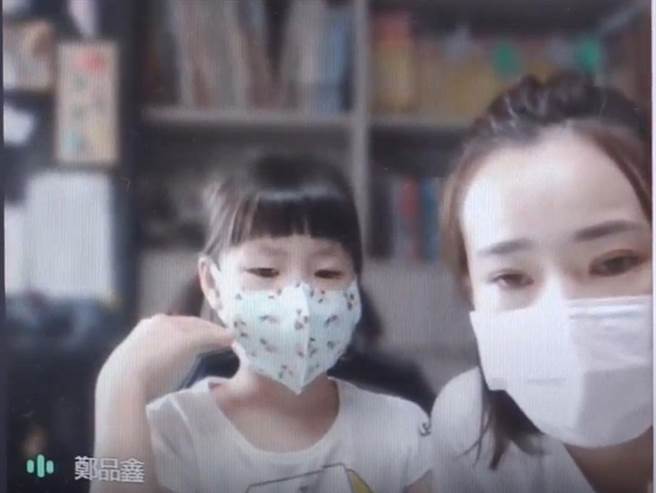 嘉義市精忠國小家長分享孩子線上學習的宅生活趣事。（嘉義市政府提供）