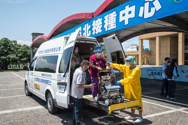 宜兰县今天不只「嘉玲」，确诊个案还减少一人，今天宜兰县开始为88岁长者施打疫苗，县府为领有身心障碍手册等须乘坐轮椅的长者，提供免费接送施打疫苗服务。（宜兰县政府提供／李忠一宜兰传真）
