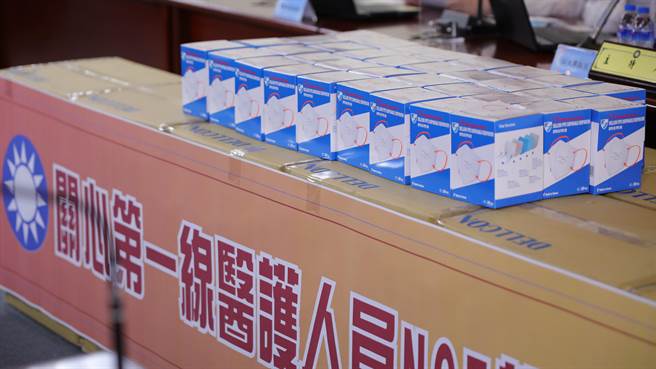 国民党中山厅堆满1万5千个FFP2欧盟认证的专业口罩，江启臣说，国民党将以中常委名义，捐出10万FFP2口罩。（国民党提供）
