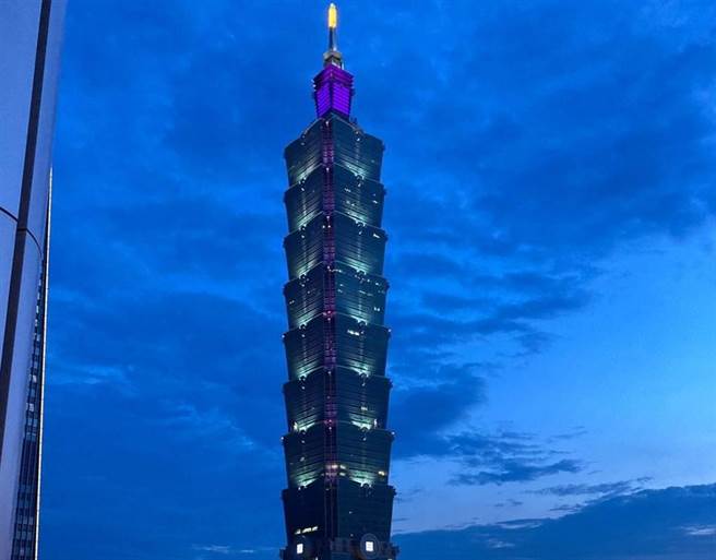 台北101今天接獲通知，發現館內1樓精品專櫃有員工確診，緊急發出暫停營業通知，做全館清消。（本報資料照片）