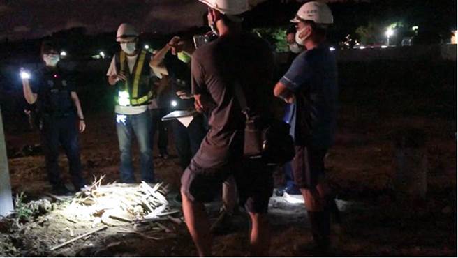 台南大学附属高级中学光电工程工地疑似被人偷埋废弃物，市府环保局接获检举后，立即派员到场了解，并当场要求工地人员开挖。（环保局提供／洪荣志台南传真）