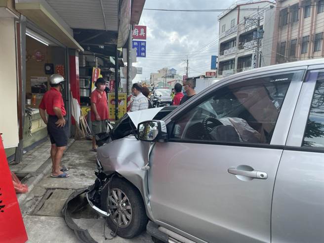 小貨車與廂型車車禍波及一旁飲料店。（讀者提供／張亦惠嘉縣傳真）