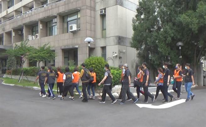 警方歷经一年多搜证调查，兵分多路，将蔡姓夫妻檔犯嫌等9人拘提到案。（民眾提供／卢金足台中传真）