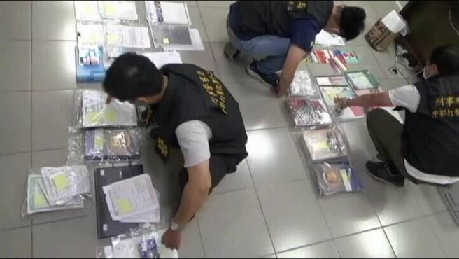 警方查扣教战手册、记帐单及金融卡等赃证物，经法院核准裁定扣押金融帐户1654多万元、证券及房产等不法所得。（民眾提供／卢金足台中传真）
