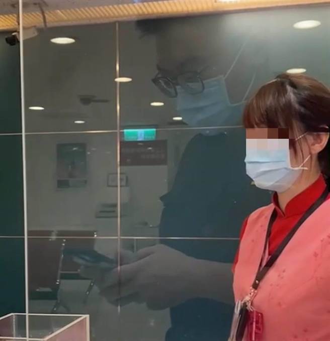 銀行行員和警方阻止婦人遭詐騙。（翻攝畫面）