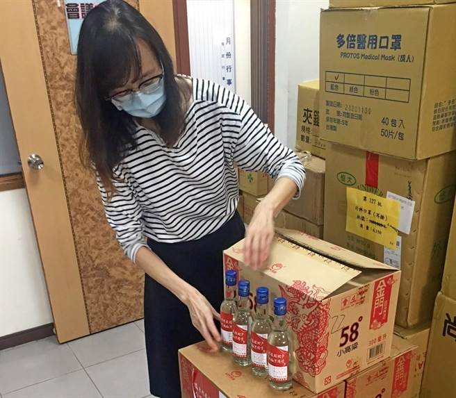 金門縣府關心旅台鄉親健康，除捐贈金酒生產的75度300毫升裝防疫酒精給雙北、桃園等縣市政府，也配發同鄉會防疫清消使用。（縣府社會處提供）