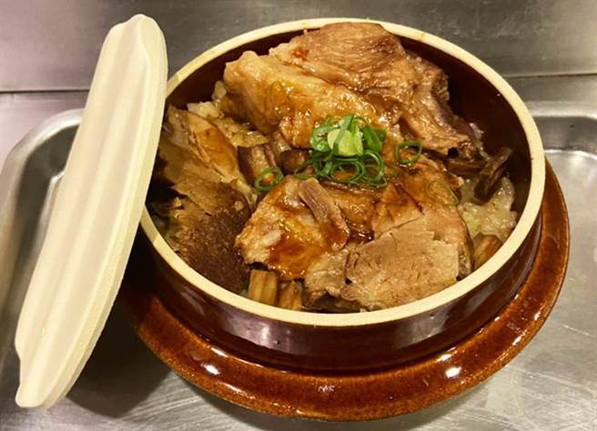 鸟丈炉端烧推出新优惠，豪华怀石御膳买二份送陶锅角煮釜饭并连陶锅一起送。（图／慕里诺餐饮集团提供）