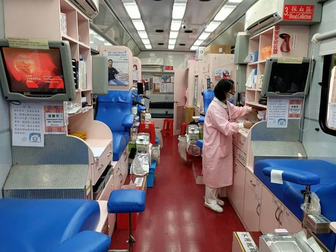 羅東捐血車大部分的時間，車上都是空空蕩蕩，沒有捐血民眾，只 有工作人員。（胡健森攝）