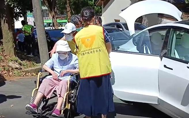 杨梅警方规划疫苗得来速志工协助长辈打疫苗家属免下车。（警方提供／吕筱蝉桃园传真）