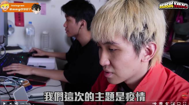 「铭铭就」创作制作「疫世界」时，建铭(右)与俊铭聚精会神激发灵感。(戴志扬翻摄)