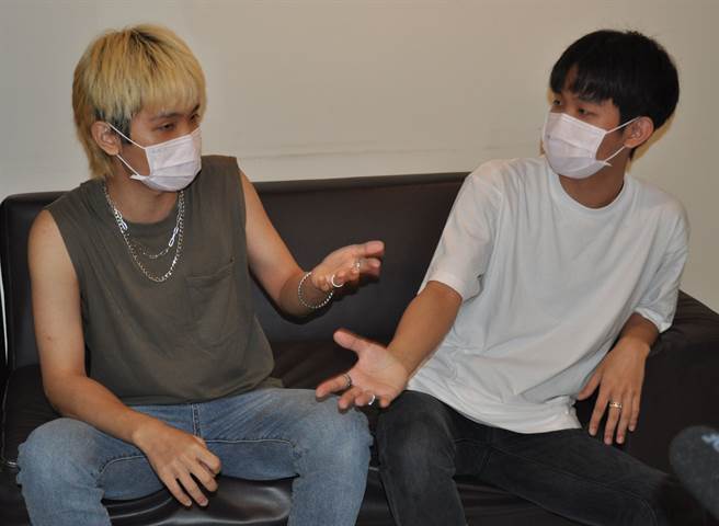 「铭铭就」哥哥建铭(左)一头金髮帅气十足，弟弟俊铭浓眉俊秀，双胞胎造型虽不同，受访时默契十足。(戴志扬翻摄)