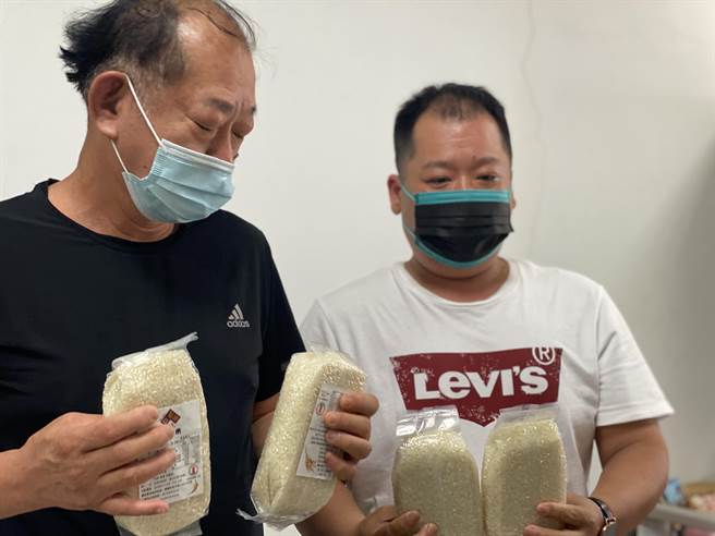 台東夜市歇業迄今1個月，大部分攤商受限資格領不到紓困補助，台東夜市攤販協會因此贈米給會員，讓會員紅了眼眶。（蔡旻妤攝）