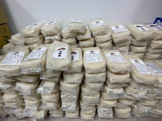 台東夜市歇業迄今1個月，大部分攤商受限資格領不到紓困補助，台東夜市攤販協會因此贈米給會員救急。（蔡旻妤攝）