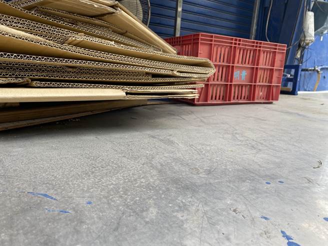 台東夜市歇業迄今1個月，受限紓困資格，台東近7成攤商領不到補助，攤商只能無奈望著布滿灰塵的攤車嘆氣。（蔡旻妤攝）