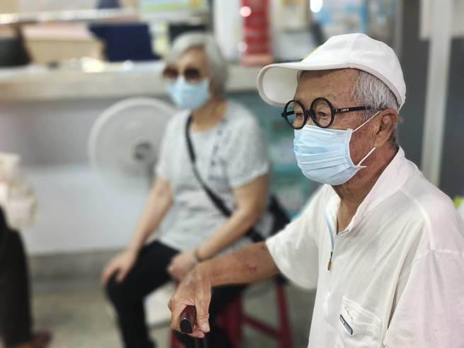 高龄90岁的资深艺人脱线15日接种疫苗，引发5000名粉丝关注，儿子陈嘉成代替父亲向粉丝报平安。（艺人脱线提供／蔡旻妤台东传真）