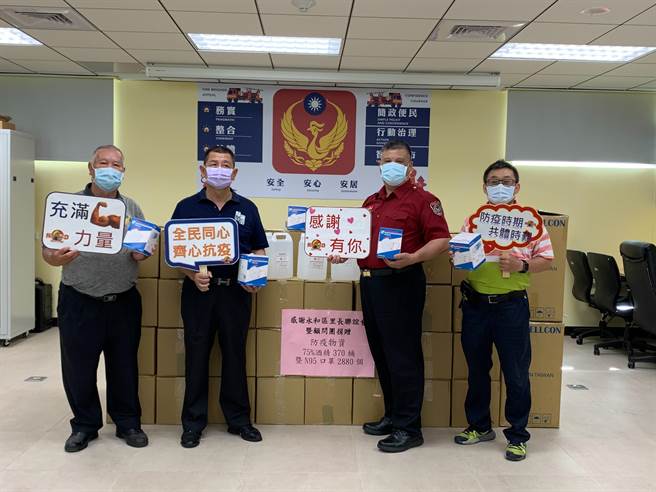 新北里長聯誼會捐防疫物資給第一線消防弟兄。（王揚傑翻攝）