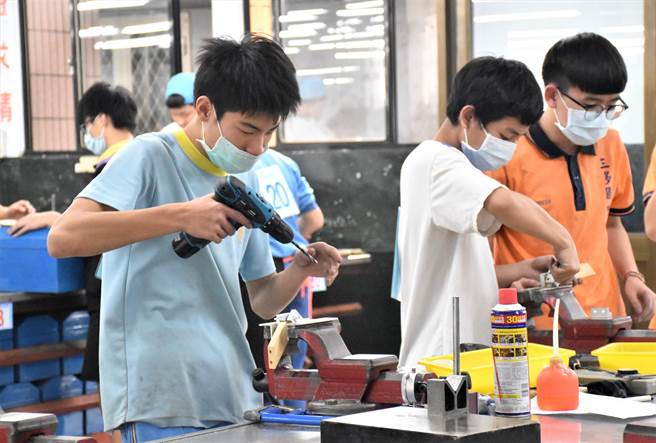 考取三重商工机械科的崇林国中谢博钧同学（左一），如愿进入机械领域学习，他期许自己能成为产业的小尖兵。（新北市教育局提供／许哲瑗新北传真）