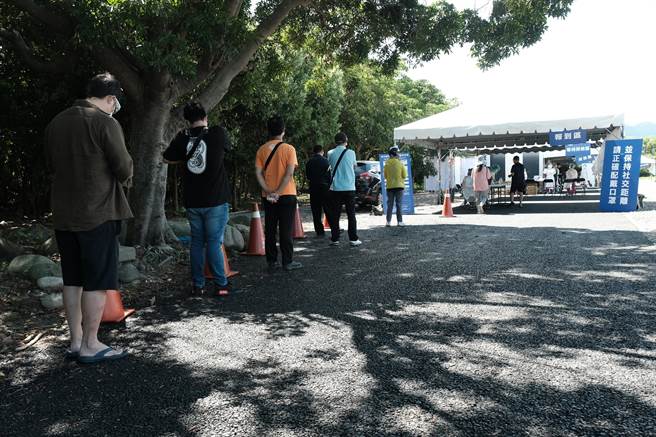 县府在竹东河滨公园设置筛检站，民眾都遵循安全的社交距离排队快筛。（罗浚滨摄）