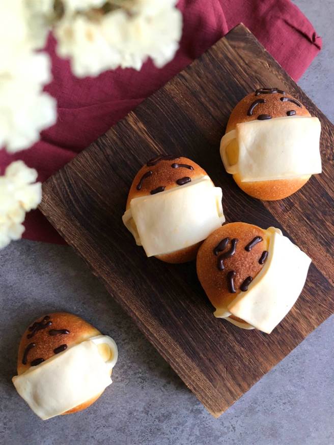 烘焙业者推出推出防疫麵包箱，服务在家工作的民眾，图为旅禾泡芙之家推出的防疫造型麵包。（图/旅禾泡芙之家提供）