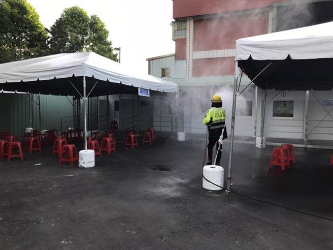 為降低移工群聚感染，桃園環保局表示，已針對移工出沒的42條街廓，火速安排消毒路線與人員機具，加強移工聚集處的環境消毒。（桃園環保局提供／蕭靈璽桃園傳真）