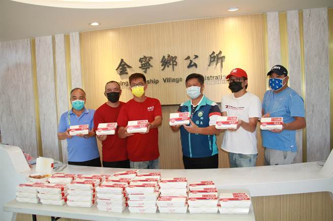孙东宝台式牛排教父-金门民族店负责人李锺灵（左三）等人今天认捐一日便当，慰劳金寧乡公所第一线防疫人员。（金寧乡公所提供）