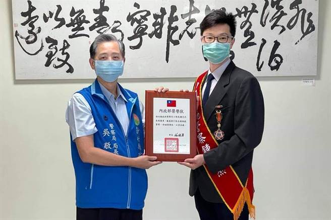 新竹县警局长吴敬田（左）表扬荣获全国模范警察的新湖分局侦查队小队长锺志杰（右）。（新竹县警局提供／罗浚滨新竹传真）