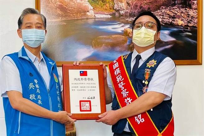 新竹县警局长吴敬田（左）表扬荣获全国模范警察的横山分局侦查队小队长许家铭（右）。（新竹县警局提供／罗浚滨新竹传真）