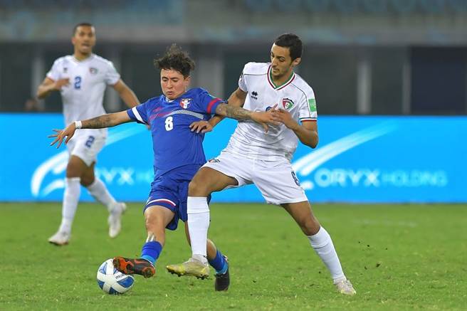 中华男足在本届世足资格赛最后一战力扛科威特，左为混血小将蔡立靖。（科威特足协提供）