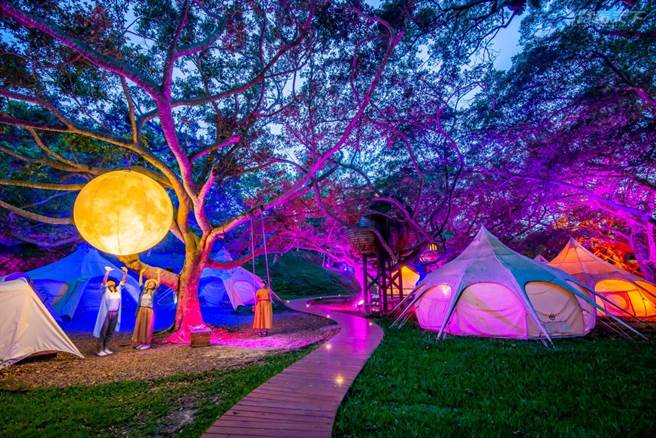 到了夜晚點起燈，月球突然亮起彷彿墜入太空世界。(圖／行遍天下提供)