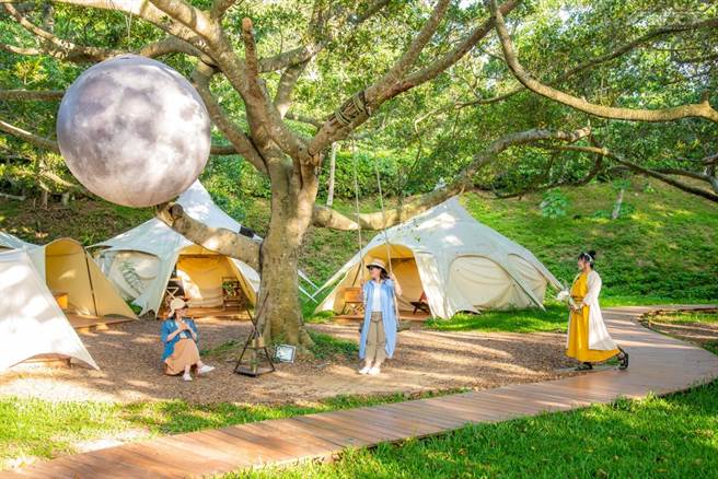 感受最迷幻的野營鮮體驗，入村即像掉入人煙稀少的太空異世界。(圖／行遍天下提供)
