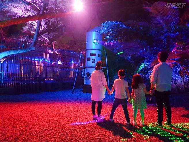 「森林方舟探險」在夜與森林圍繞的太空船裡挖掘出土地想像和秘密吧。（圖片店家提供）