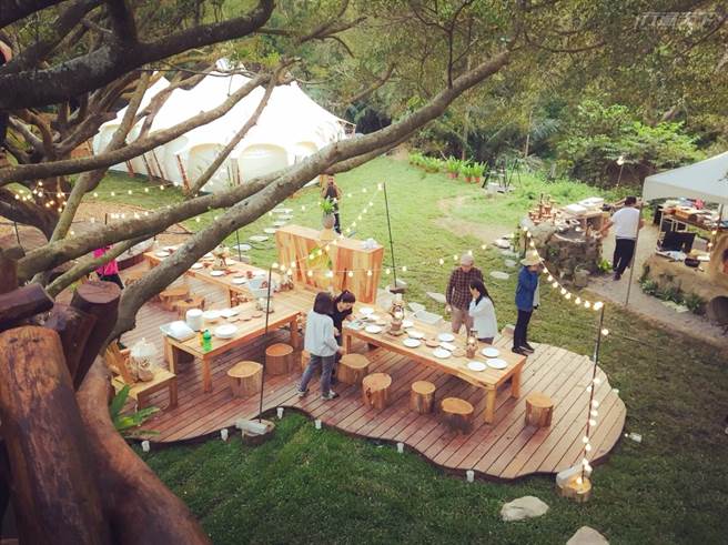 在巨人餐桌前、大自然擁抱下展開野營晚宴。（圖片店家提供）