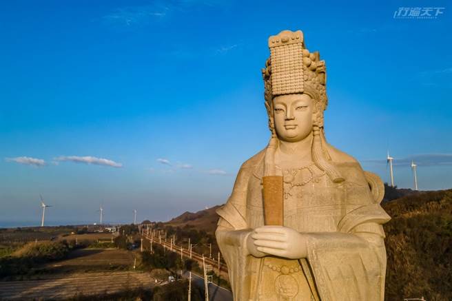 全台最高站姿媽祖像在苗栗後龍，還偶有火車經過。(圖／行遍天下提供)