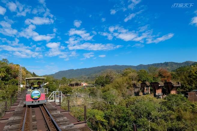 0難度的高空鐵道自行車之旅，還能欣賞最為壯觀與美麗的龍騰斷橋。(圖／行遍天下提供)