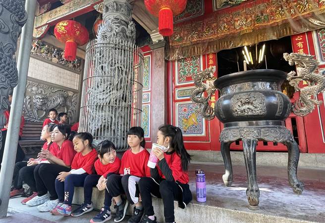 順天書屋課後輔導，致力於數位教育，防疫期間轉型為遠距教學，每位學員都是線上操作高手。（莊哲權攝）