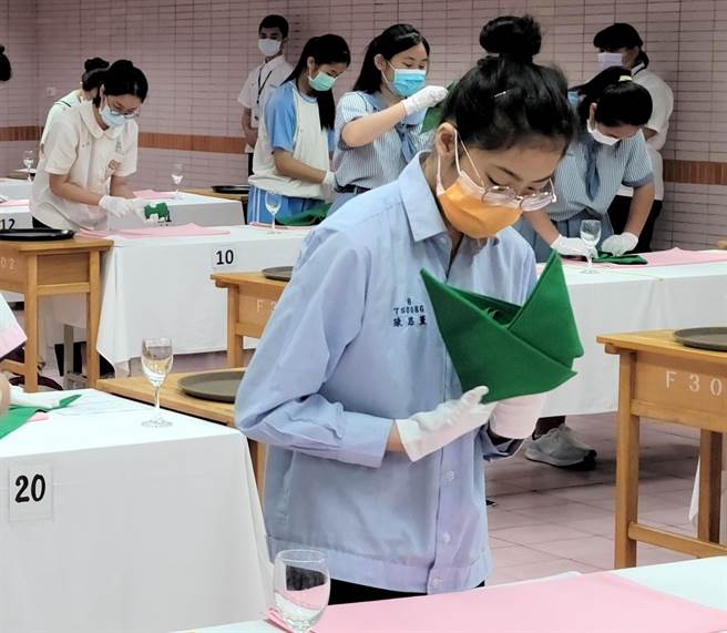 泰山国中陈思堇同学（中）考取淡水商工餐饮管理科，期待未来可以继续用笑容调制心中的梦幻佳肴。（新北市教育局提供／许哲瑗新北传真）