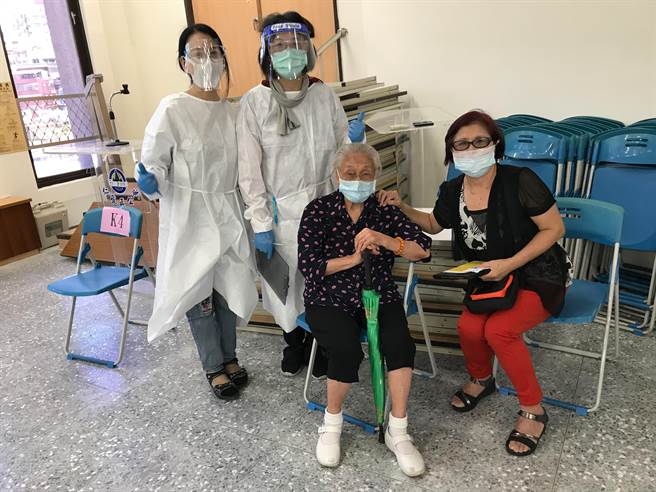 仁爱区有一名105岁老奶奶今天早上由家人陪伴至施打站接种疫苗。（基隆市政府提供／陈彩玲基隆传真）