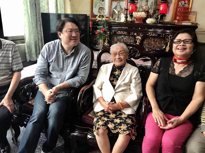 罗奶奶去年10月被市府选为人瑞代表，市长曾亲自到家中致赠重阳贺礼。（陈彩玲摄）