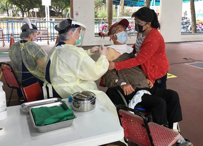 南投今天在全县49处接种站同步开打，75岁以上长辈们接种AZ疫苗的意愿，并未因早上下雨而退缩。（南投县政府提供／陈世宗南投传真）