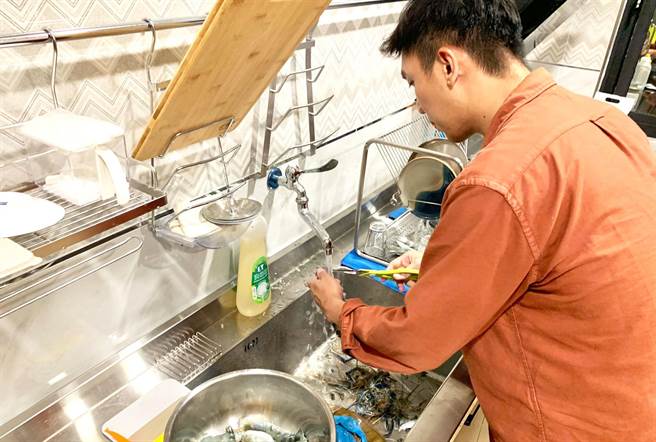 防疫警戒延长，民眾宅在家的日子变多，不少人都开始分享在厨房料理的日常。（林和生摄）