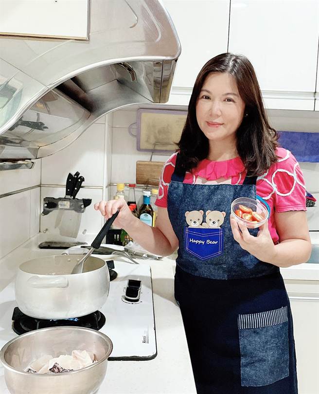 居家主妇邱金英防疫期间共研发超过40道料理，更直播分享烹煮过程，成了另类网红。（林和生摄）