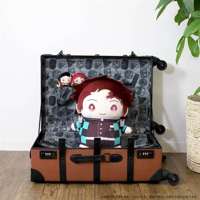 日本玩具公司出品以故事人物为设计模底的各类精品周边，其中主角炭治郎的登机箱（株式会社アニメイトホールディングス提供）