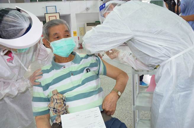 南投縣今天在全縣49處接種站同步開打，75歲以上長輩們開始接種AZ疫苗。（南投縣政府提供／陳世宗南投傳真）