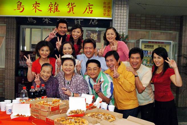 吴敏(第一排左2)和长青(第一排右2)交情多年，闻噩耗震惊。（中时资料照／李开明摄）
