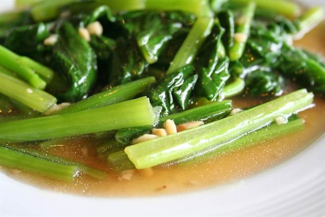 菠菜富含草酸盐，勿食用过量，同时该注意水份摄取，就可以吸收到营养又避免肾结石。(图/常春月刊提供)