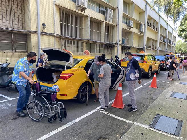 桃园市交通局推出疫苗接种爱心计程车计画，免费接送银髮长辈打疫苗，每趟补助运将250元，运将讚是「及时雨」，能纾困又能服务长者。（蔡依珍摄）