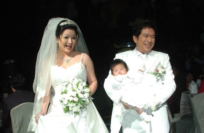長青2007年梅開二度，歡喜迎娶小31歲的漂亮老婆。(本報系資料照)